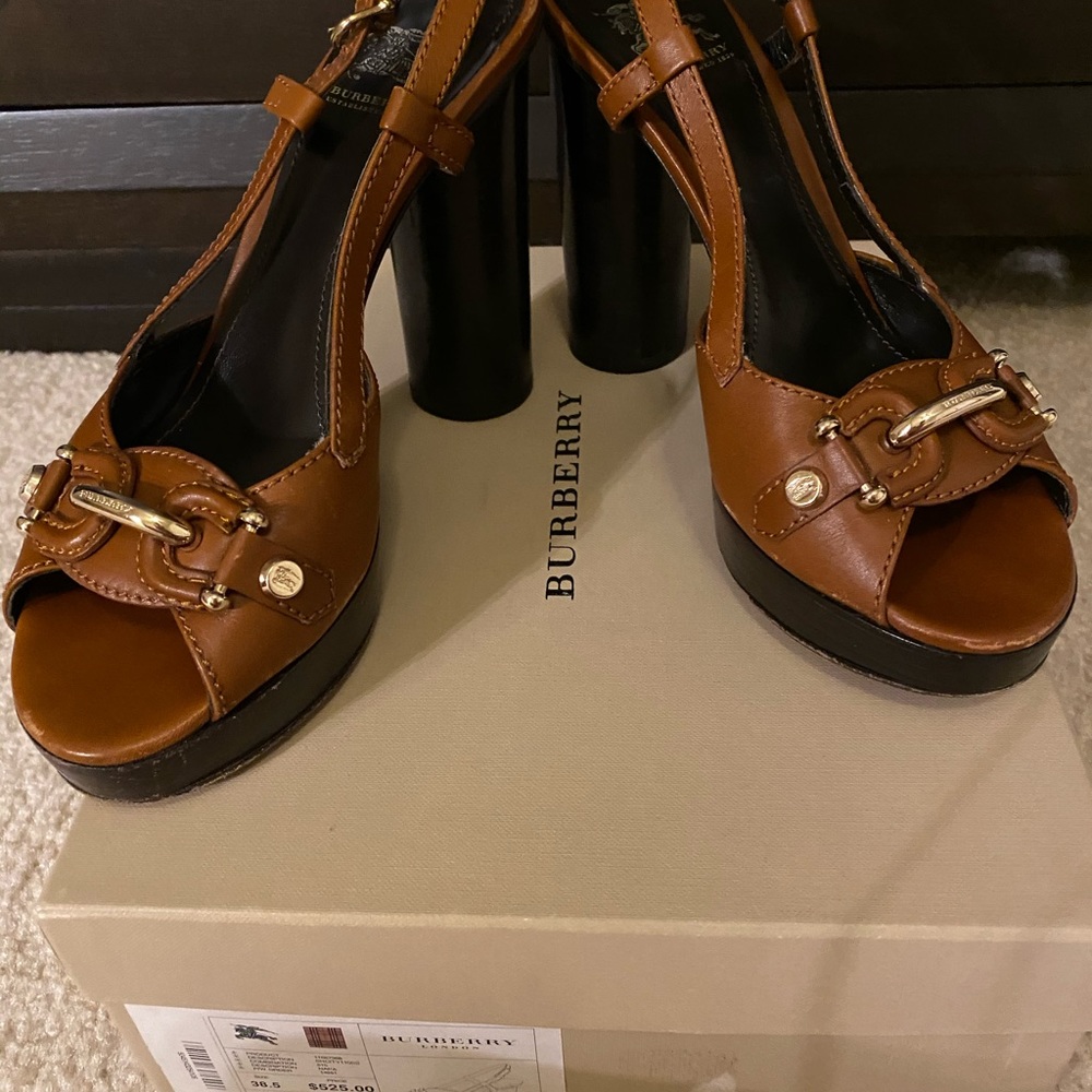 ❌❌SOLD❌❌Burberry Authentic Heels - Picture 9 of 11